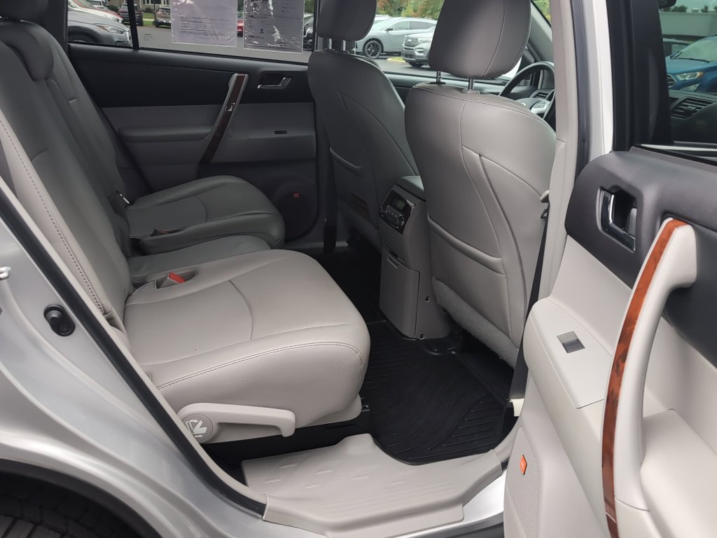 Used 2012 Toyota Highlander Limited w/ Tow Pkg AWD/4WD image 6