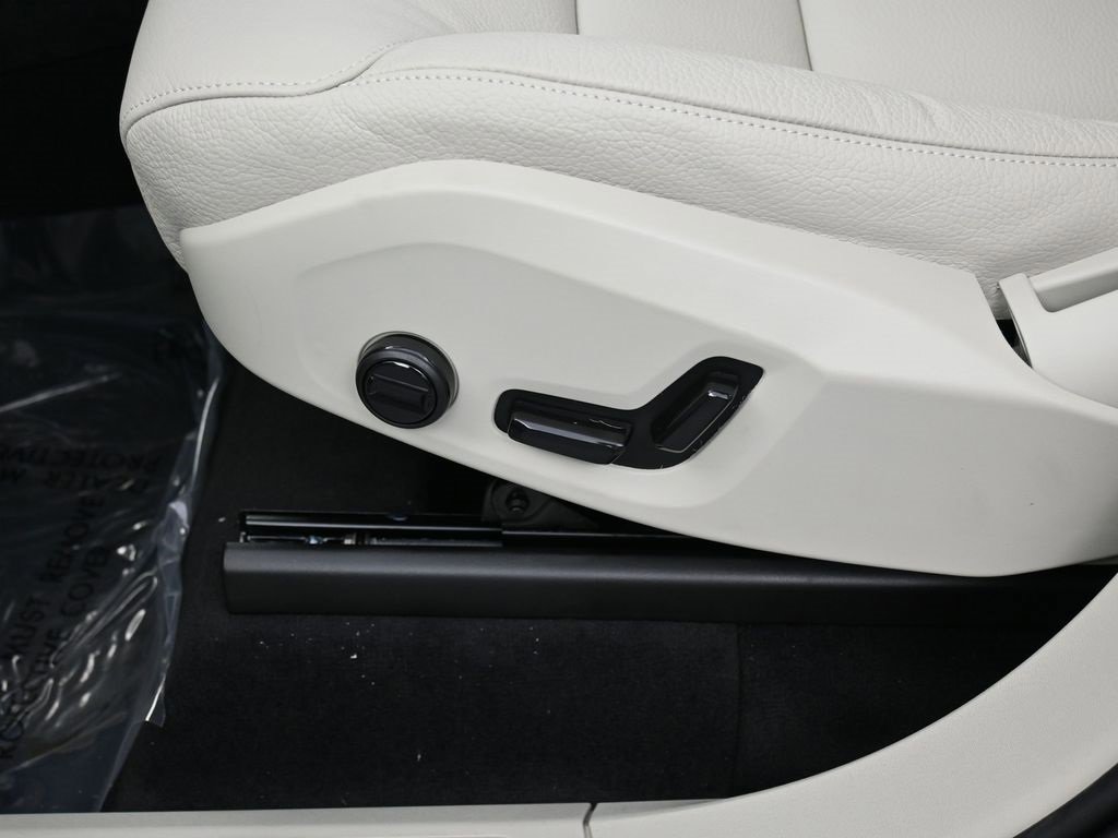 New 2025 Volvo XC90 T8 Plus w/ Protection Package Premier image 13