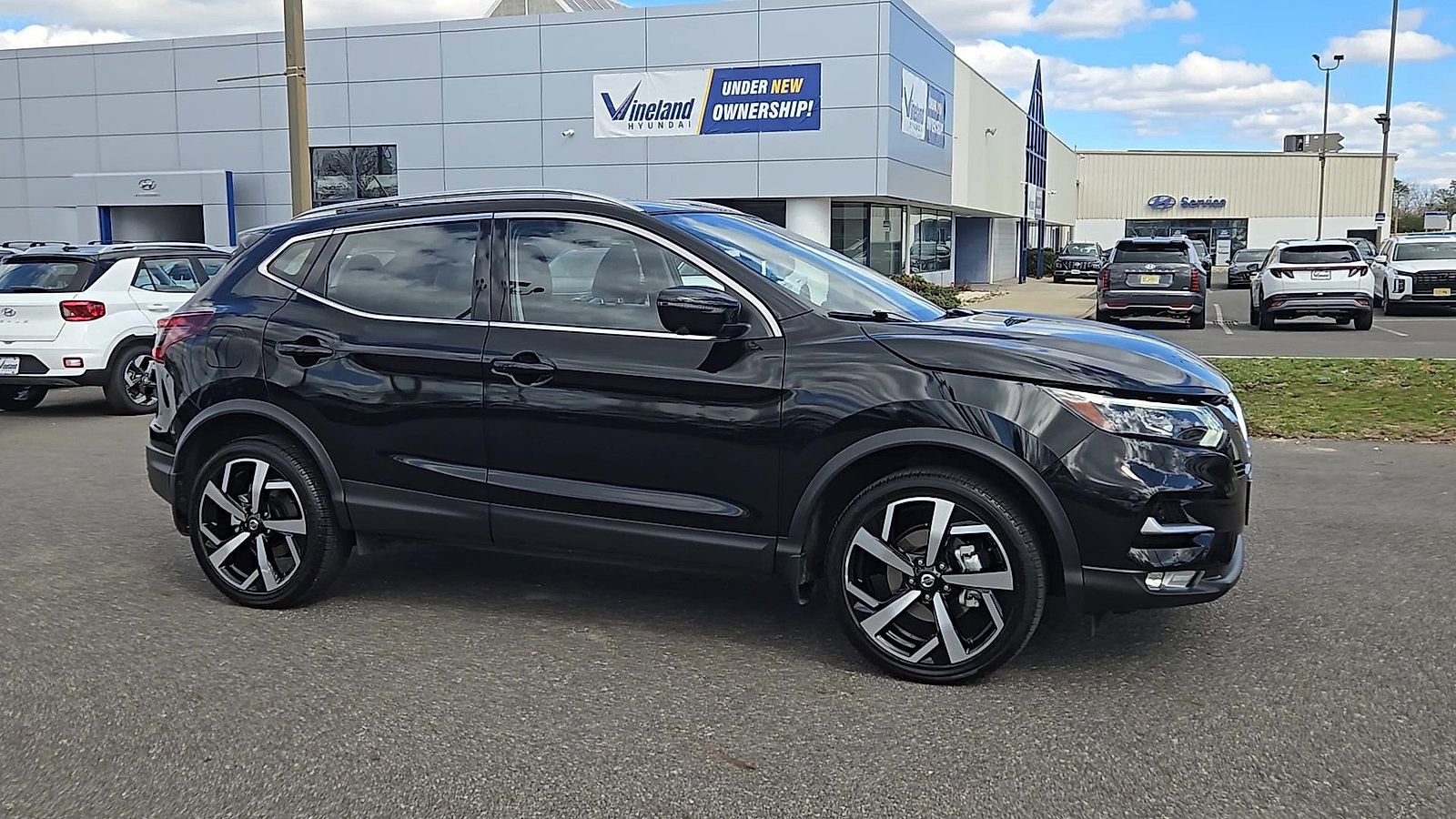 Used 2021 Nissan Rogue Sport SL w/ Premium Package image 2