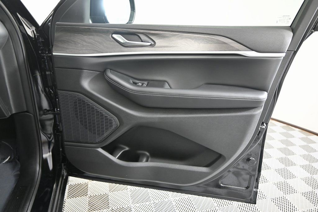 New 2026 Jeep Grand Cherokee Laredo image 12