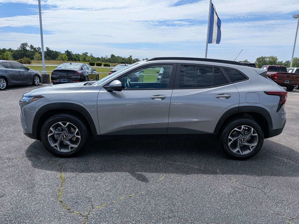 Used 2025 Chevrolet Trax LT FWD image 10