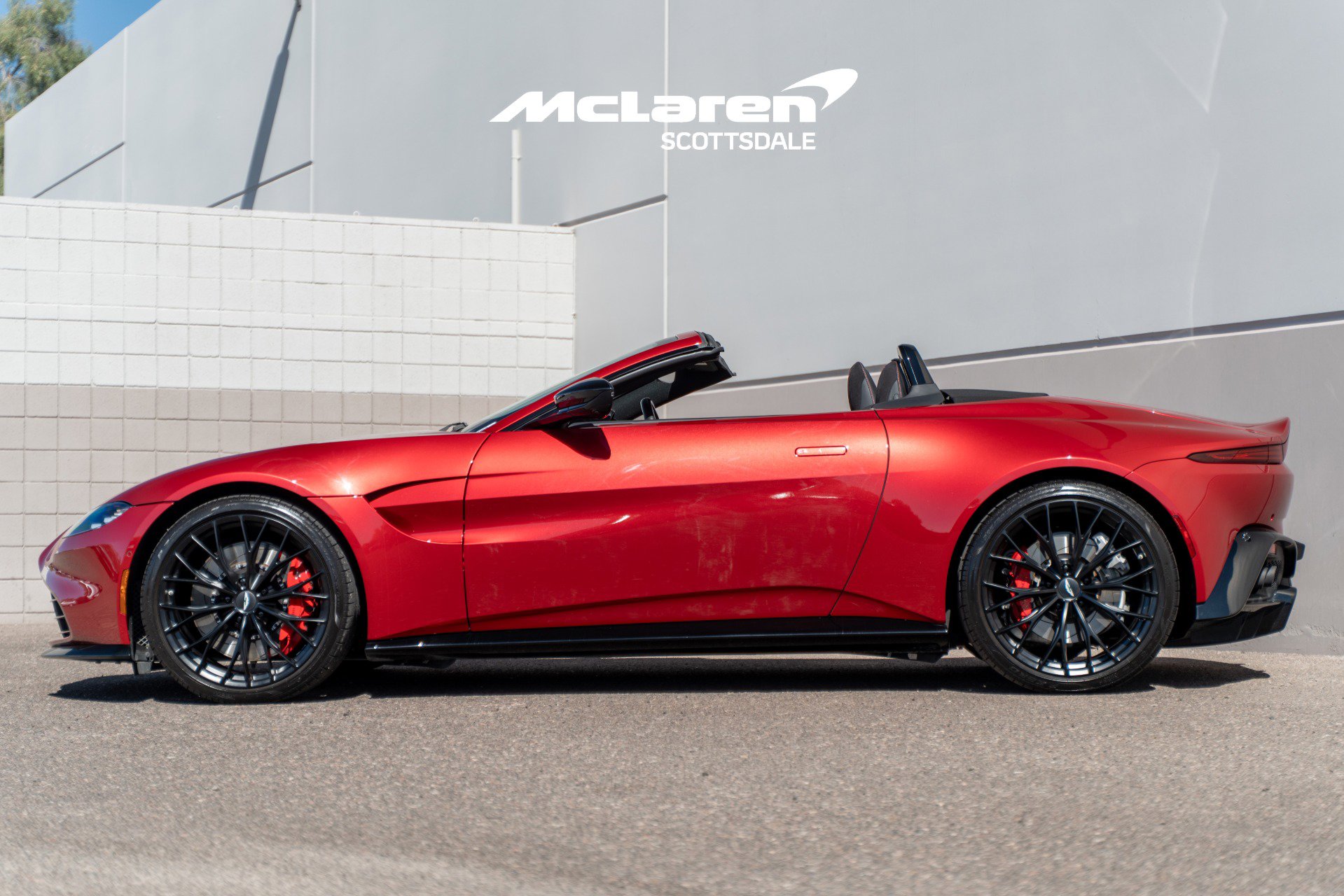 Used 2022 Aston Martin V8 Vantage Roadster image 4