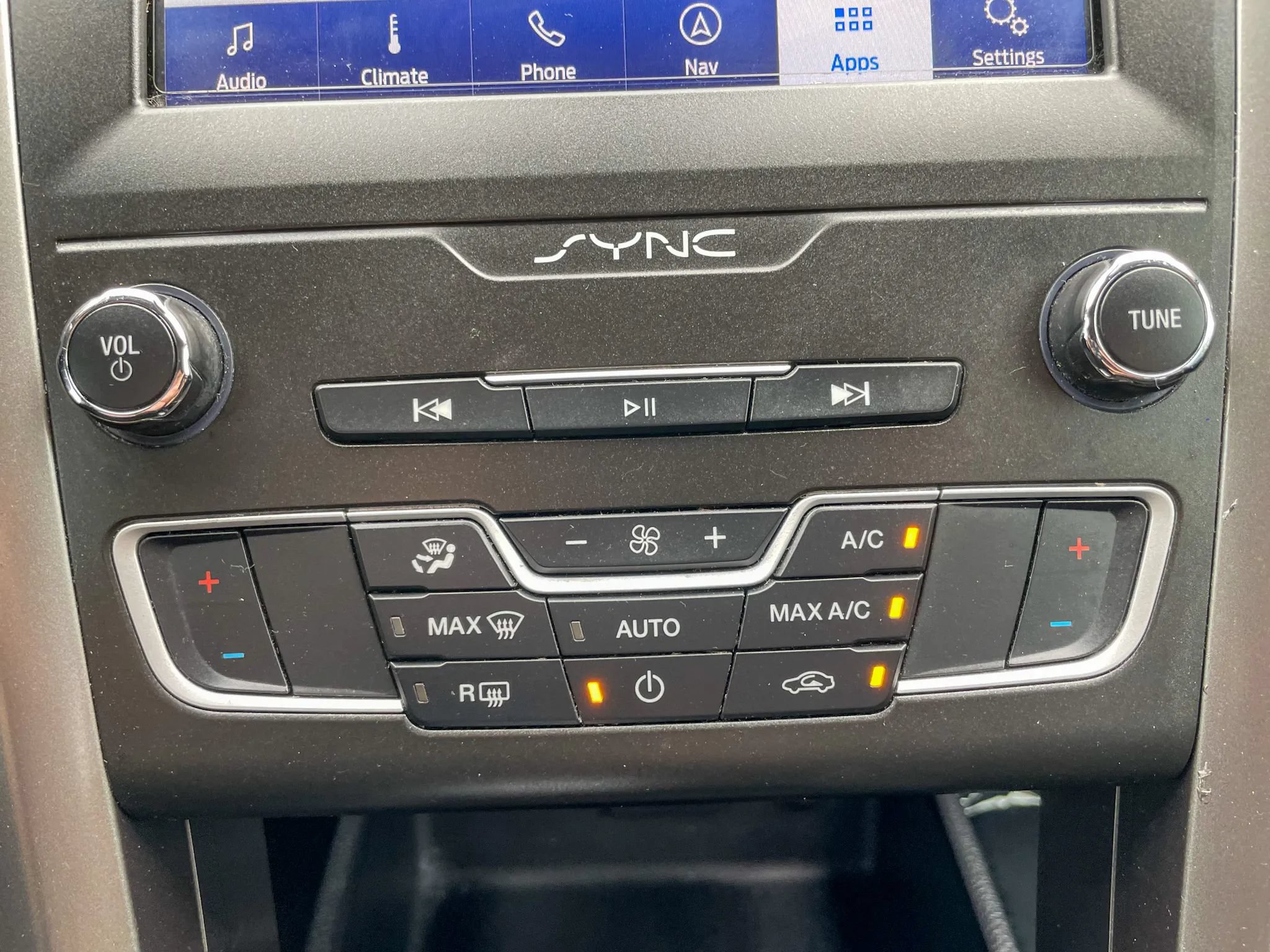 Used 2020 Ford Fusion SE FWD image 23