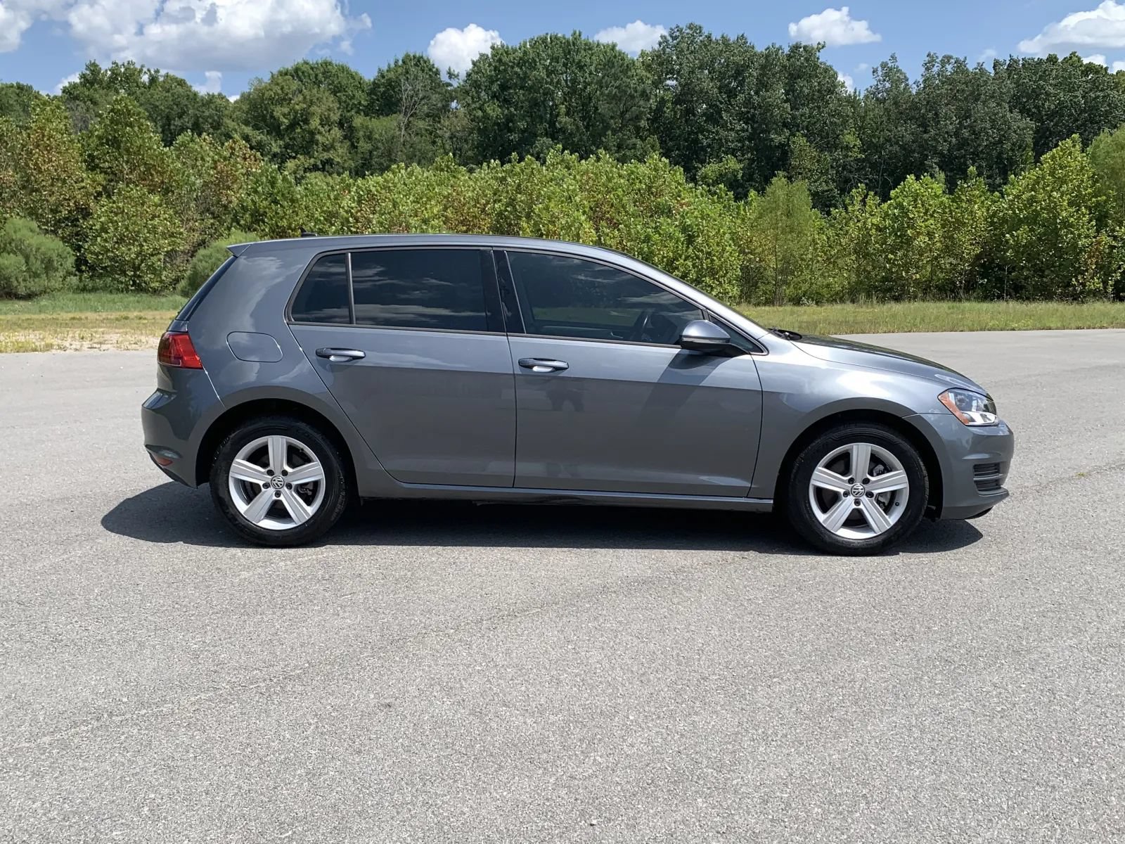 Used 2017 Volkswagen Golf 4-Door FWD image 8