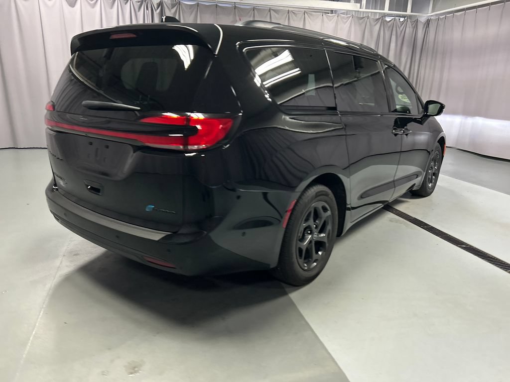 Used 2025 Chrysler Pacifica Premium FWD image 7