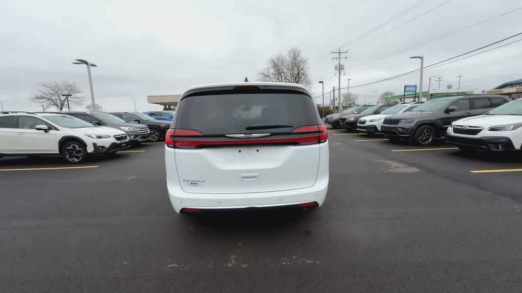 Used 2024 Chrysler Pacifica Touring-L FWD image 7