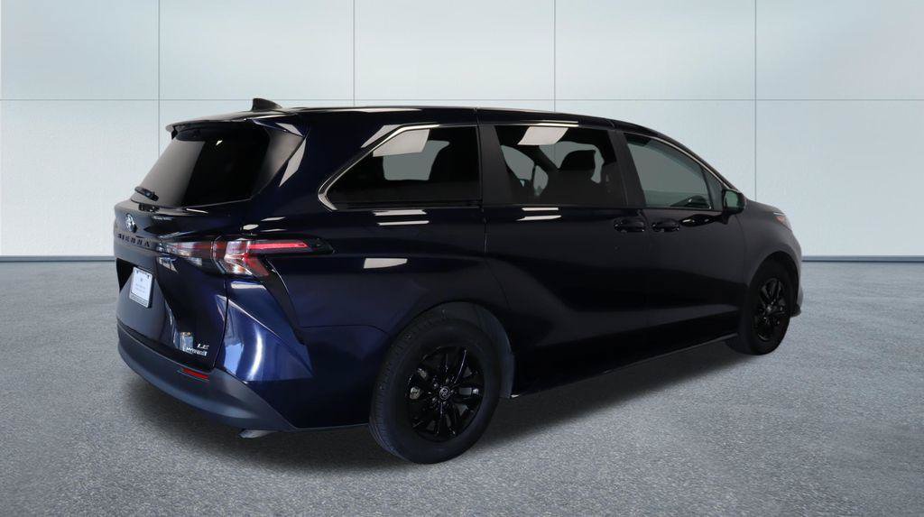 Used 2024 Toyota Sienna LE AWD/4WD image 8
