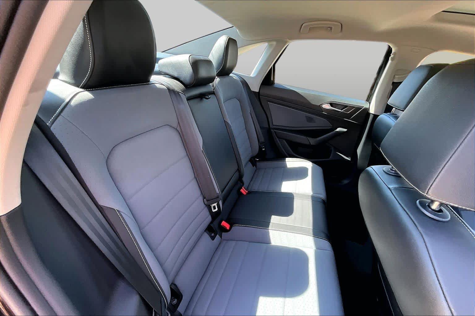Used 2025 Volkswagen Jetta SE FWD image 16
