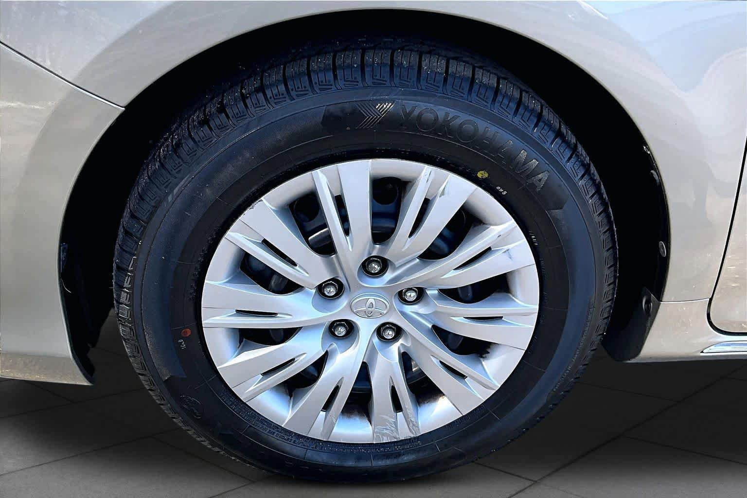 Used 2014 Toyota Camry LE FWD image 11