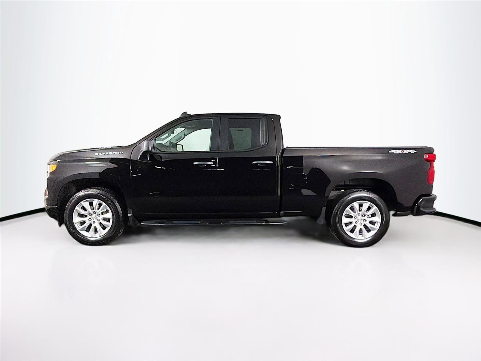 Used 2024 Chevrolet Silverado 1500 Custom image 4