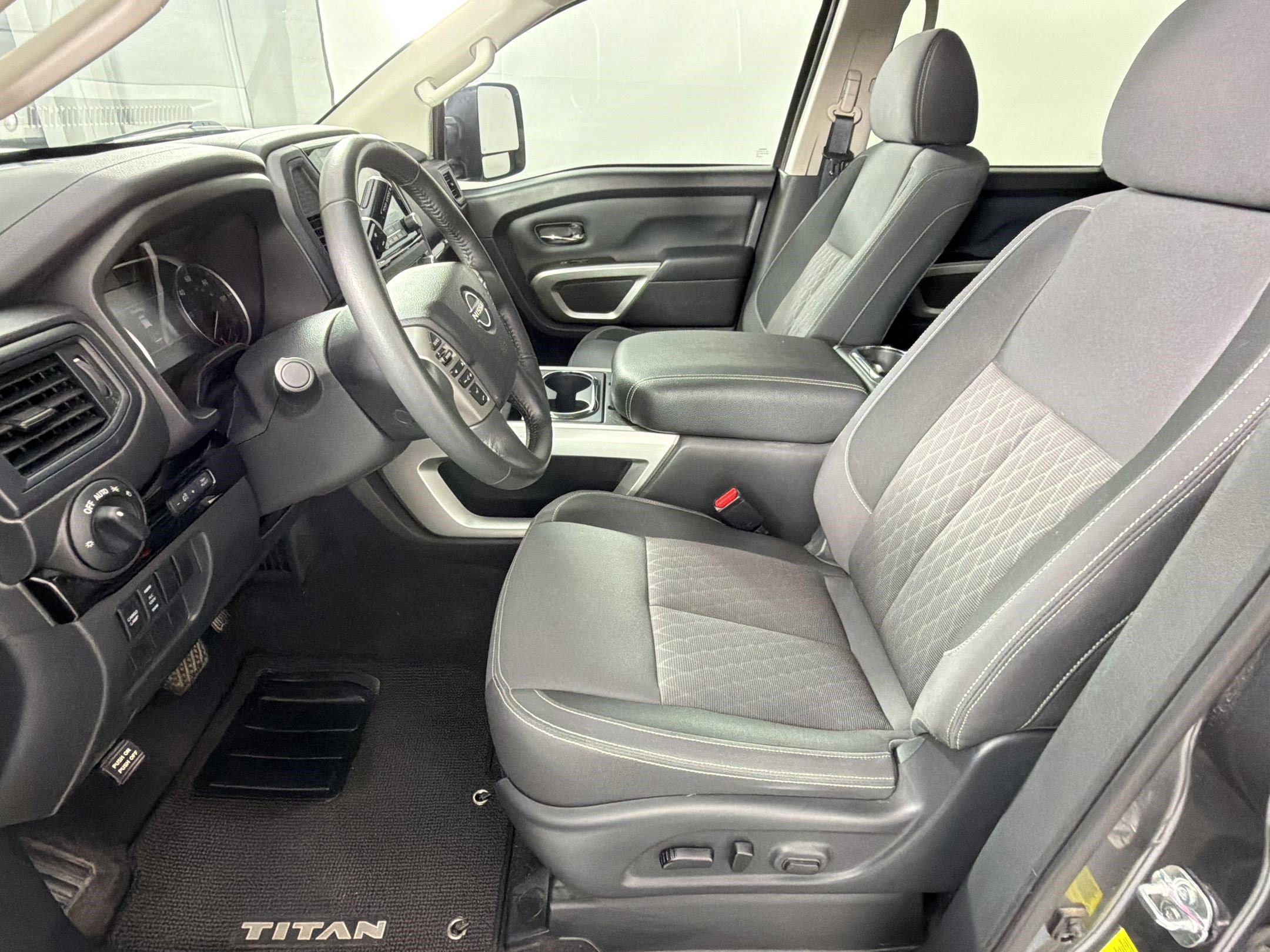 Used 2024 Nissan Titan SV w/ SV Convenience Package RWD image 5