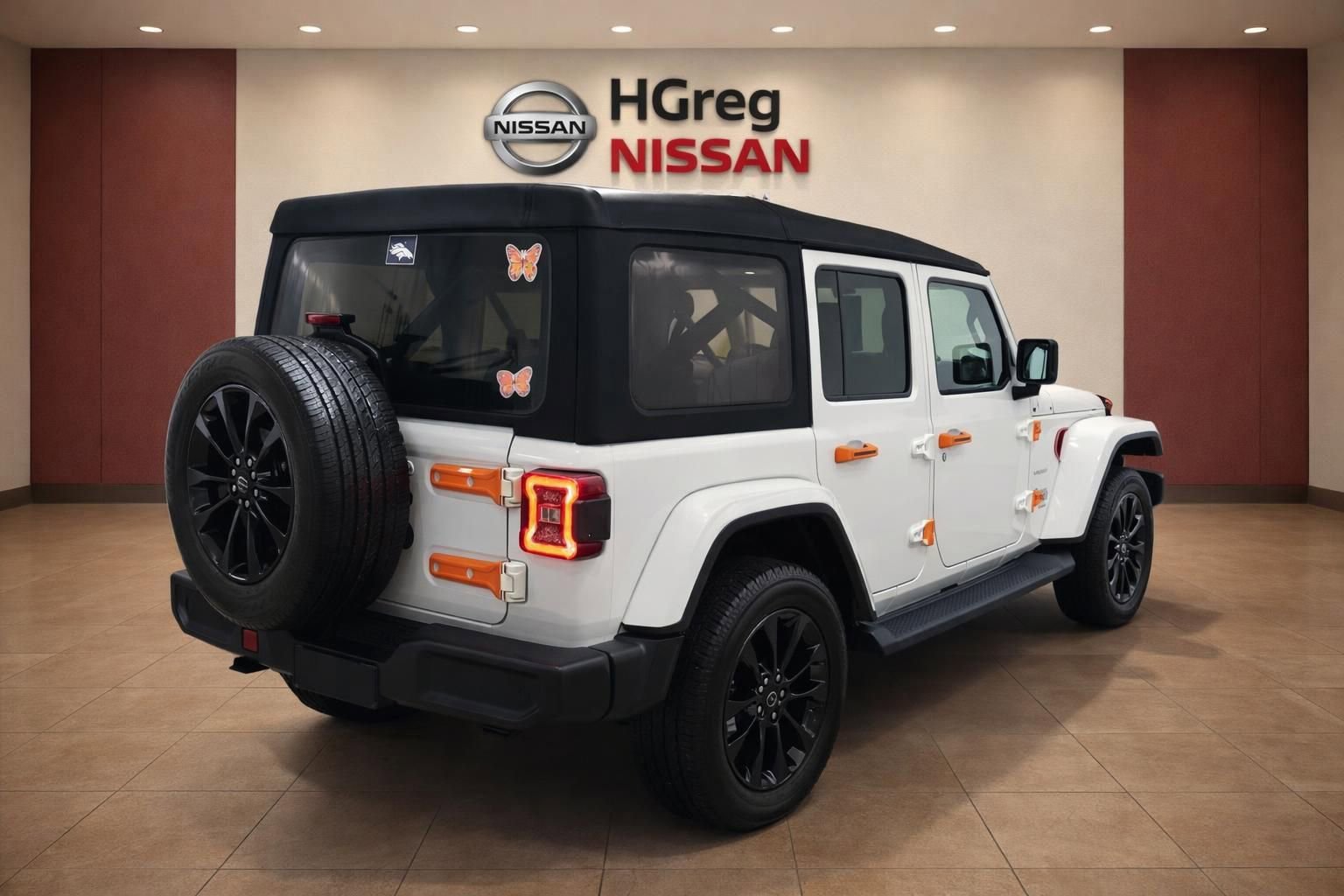 Used 2024 Jeep Wrangler Unlimited Sahara w/ Technology Group image 4