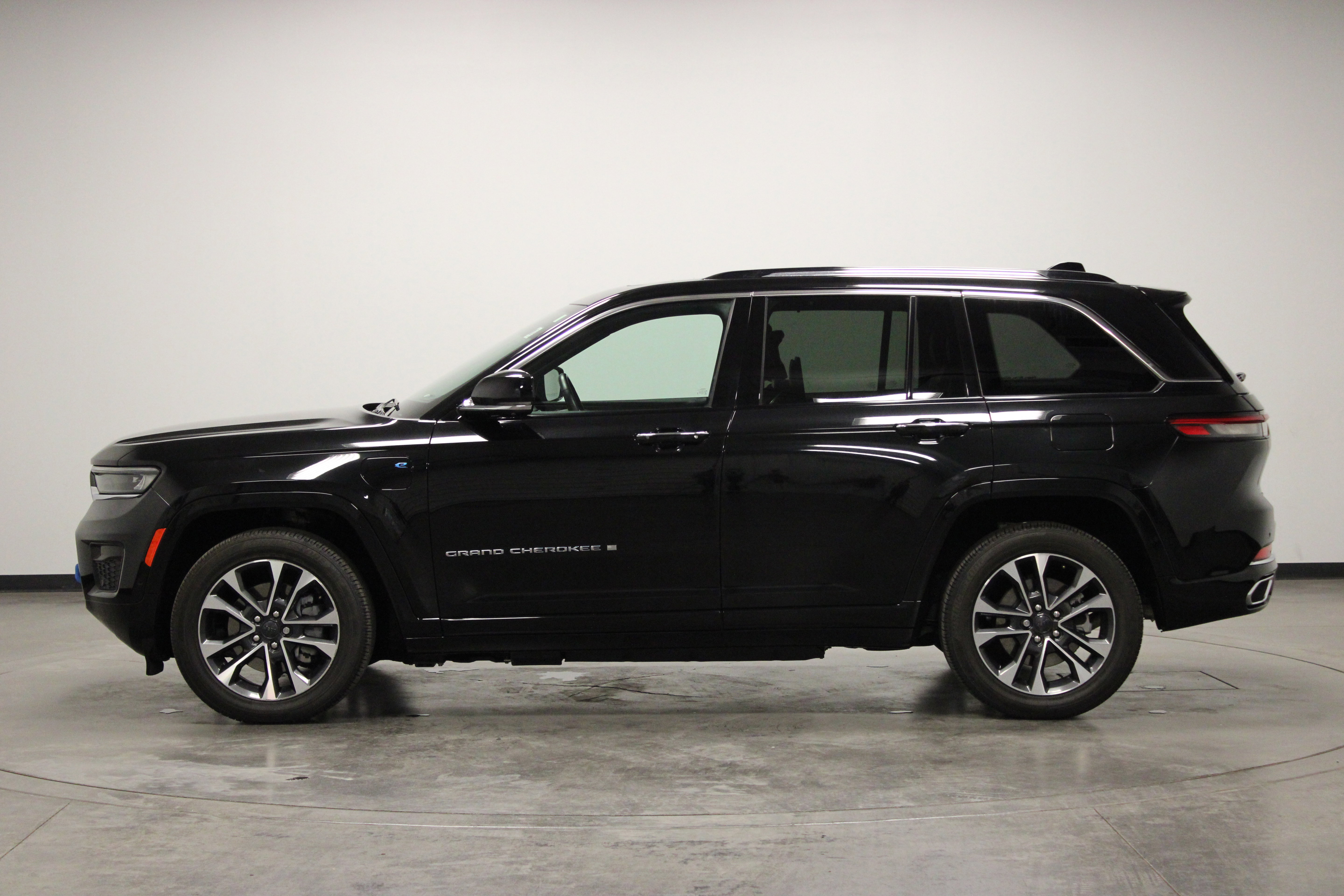 Used 2023 Jeep Grand Cherokee Overland w/ Advanced Protech Group III AWD/4WD image 5