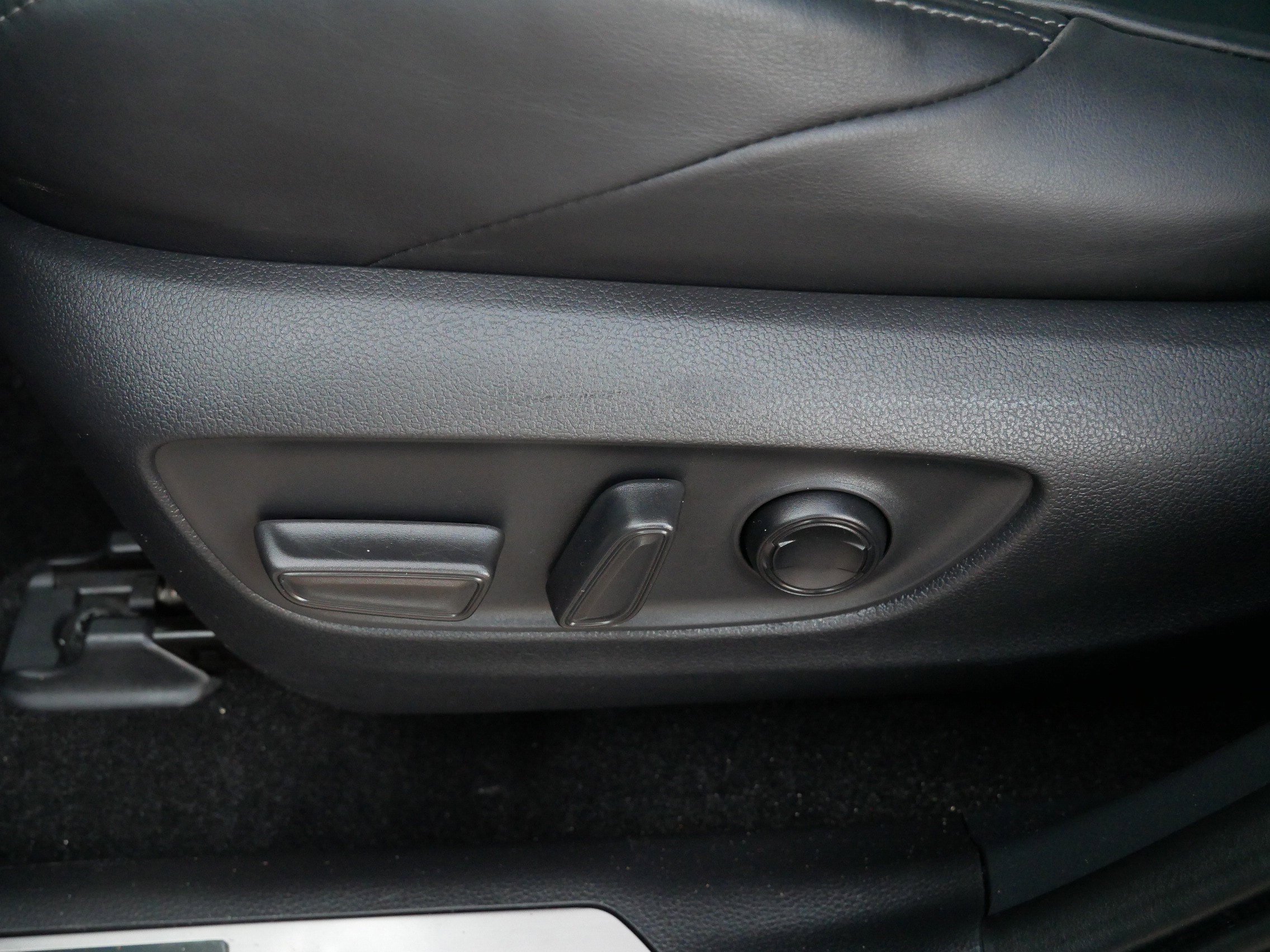 Used 2024 Toyota Venza XLE image 19