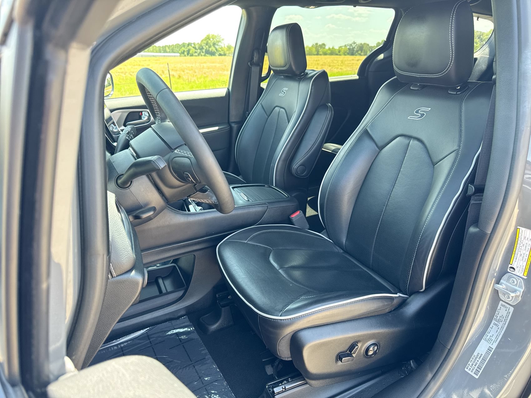 Used 2025 Chrysler Pacifica Limited FWD image 11