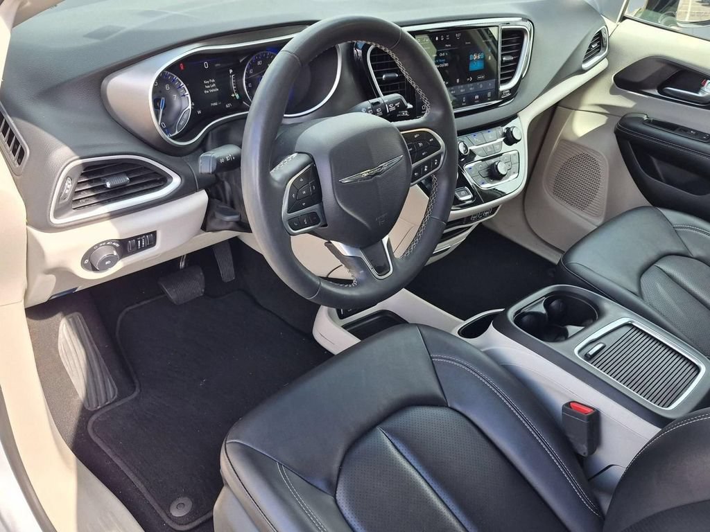 Used 2024 Chrysler Pacifica Touring-L FWD image 11