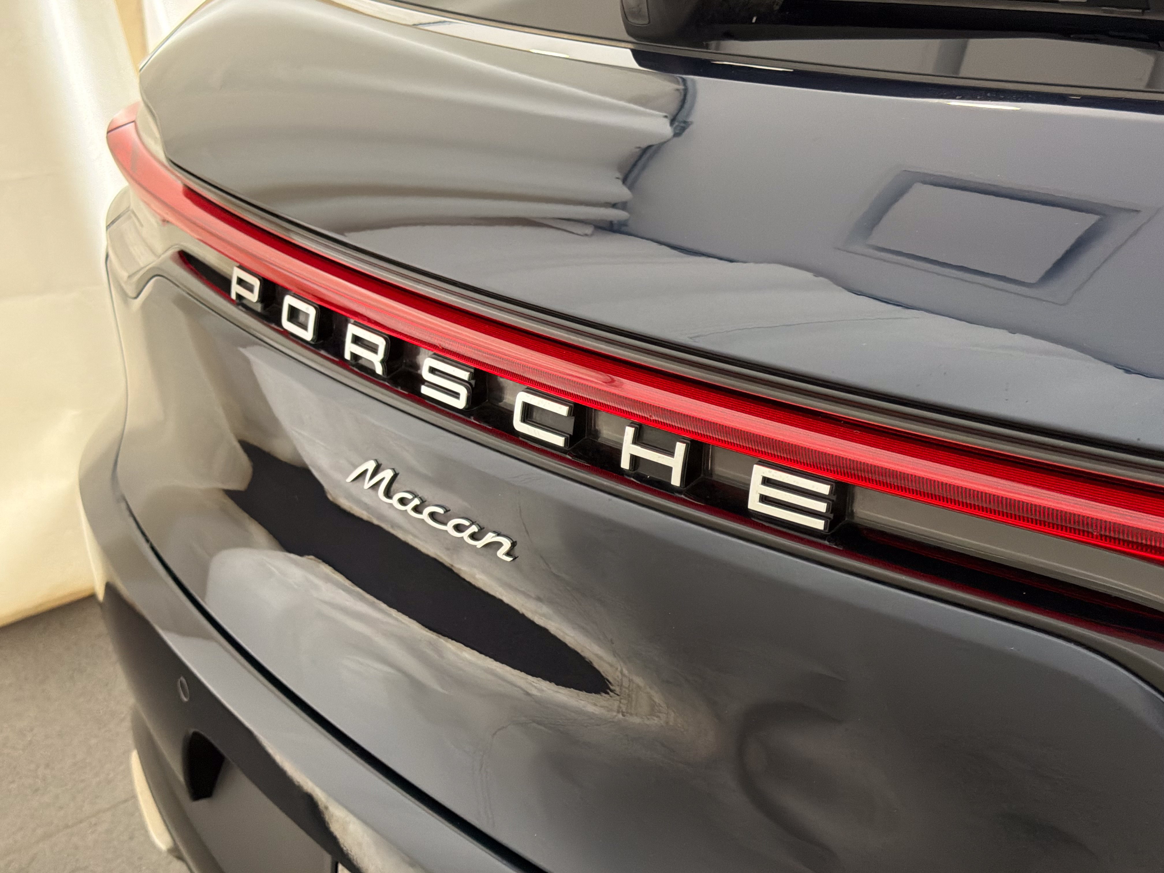 Certified 2021 Porsche Macan AWD/4WD image 26