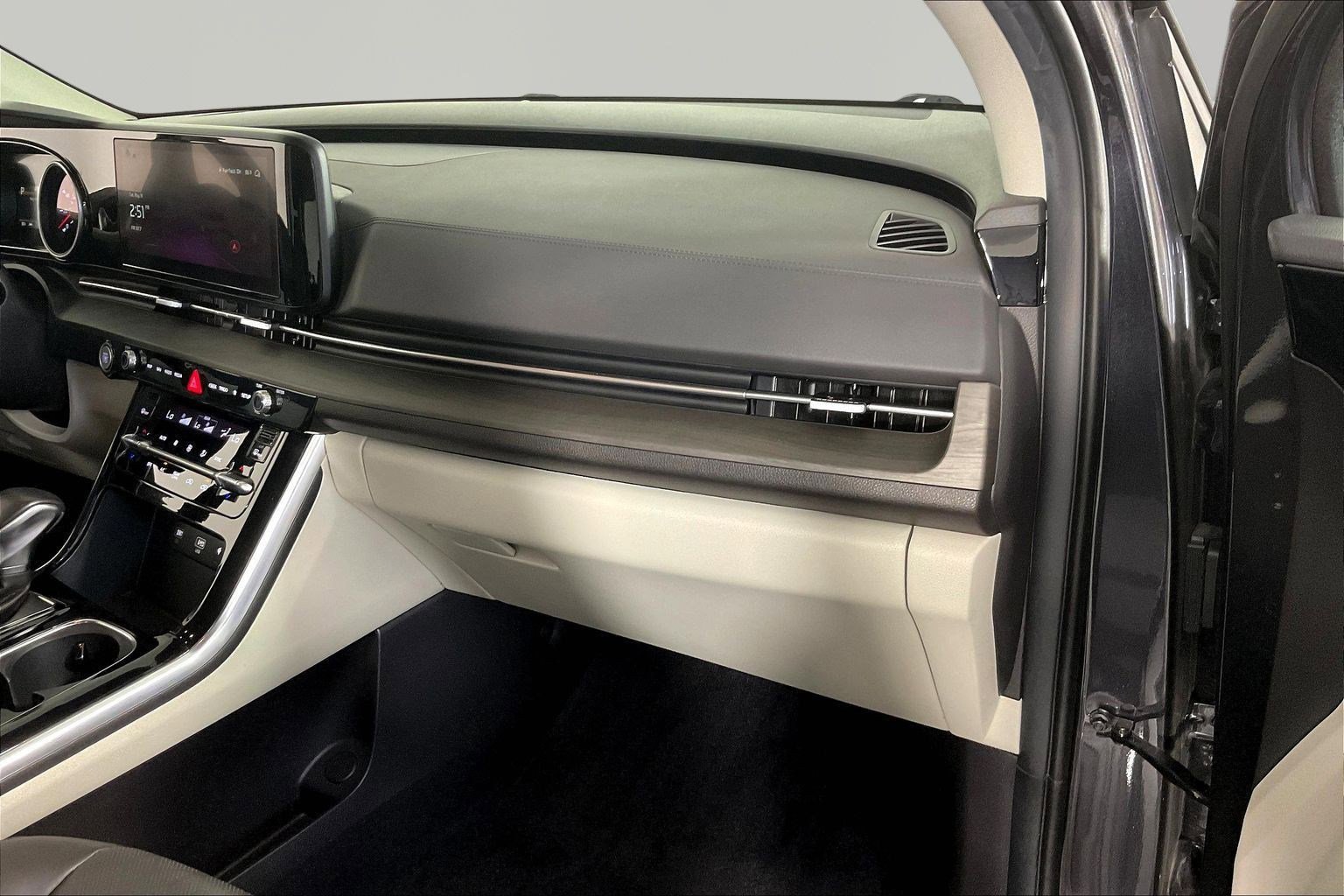Used 2024 Kia Carnival EX FWD image 27