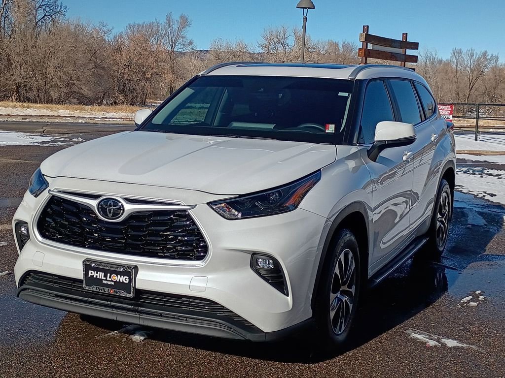 Used 2024 Toyota Highlander XLE image 2