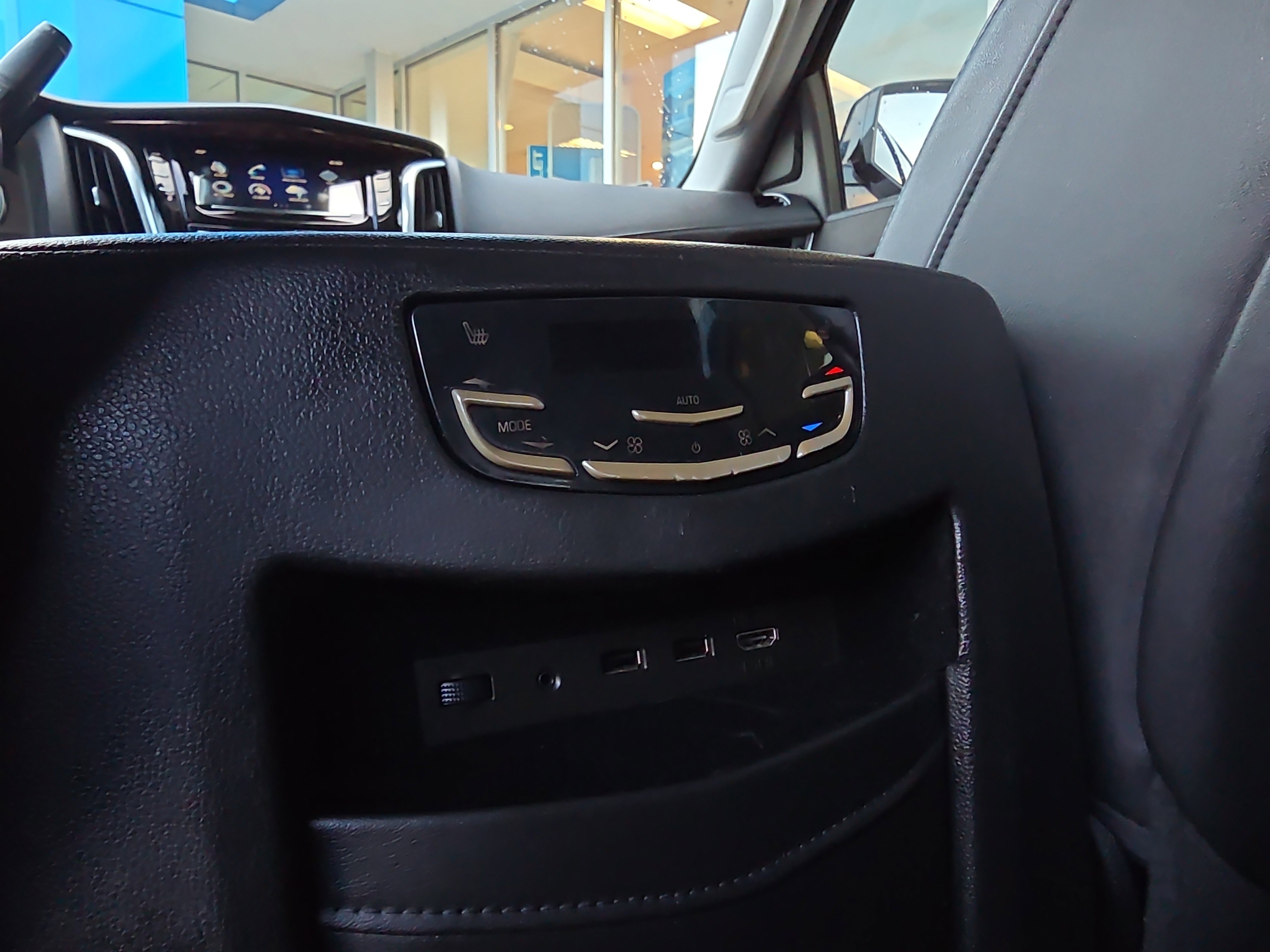 Used 2018 Cadillac Escalade Luxury image 35