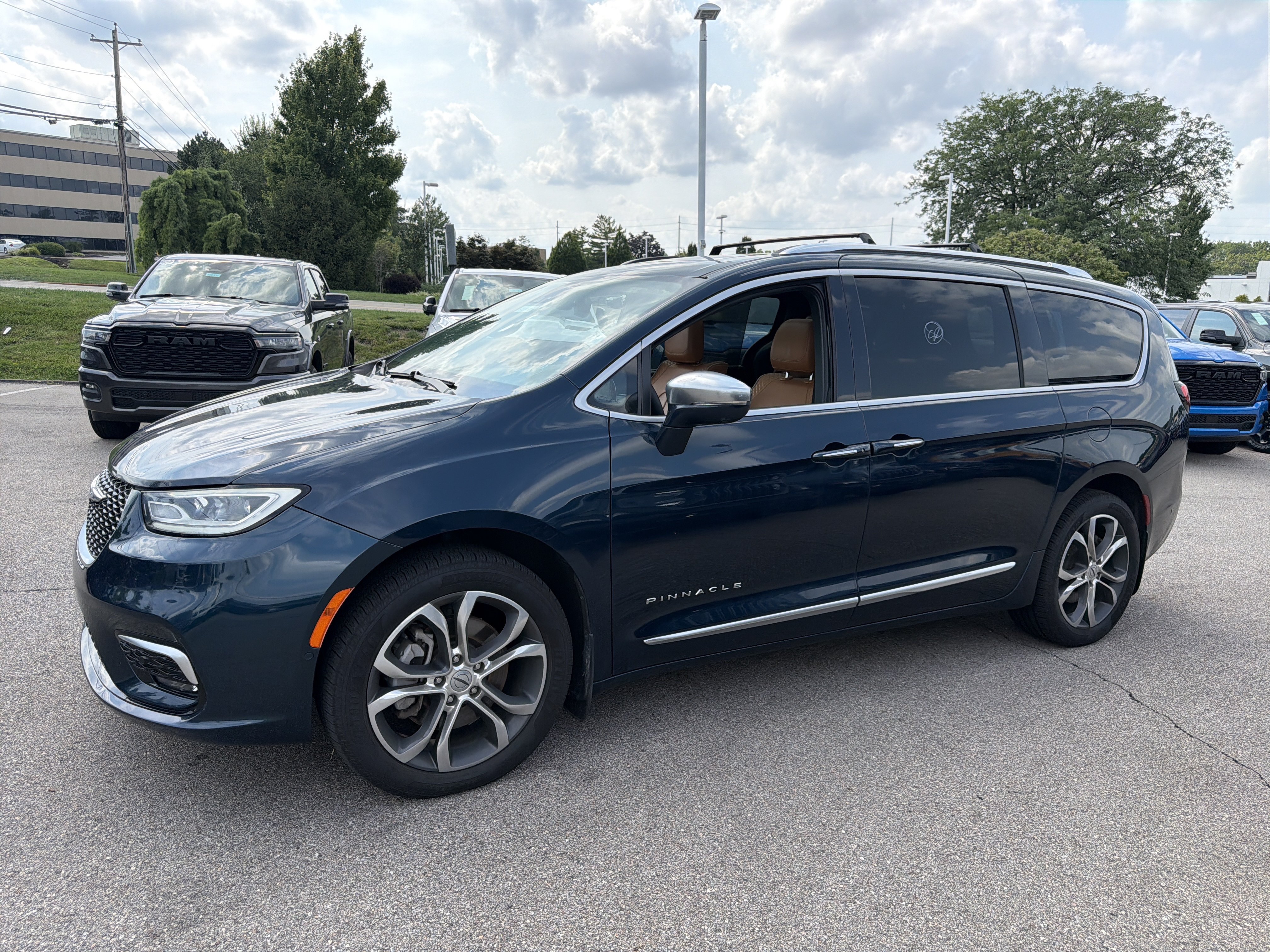 Used 2022 Chrysler Pacifica Pinnacle AWD/4WD image 6