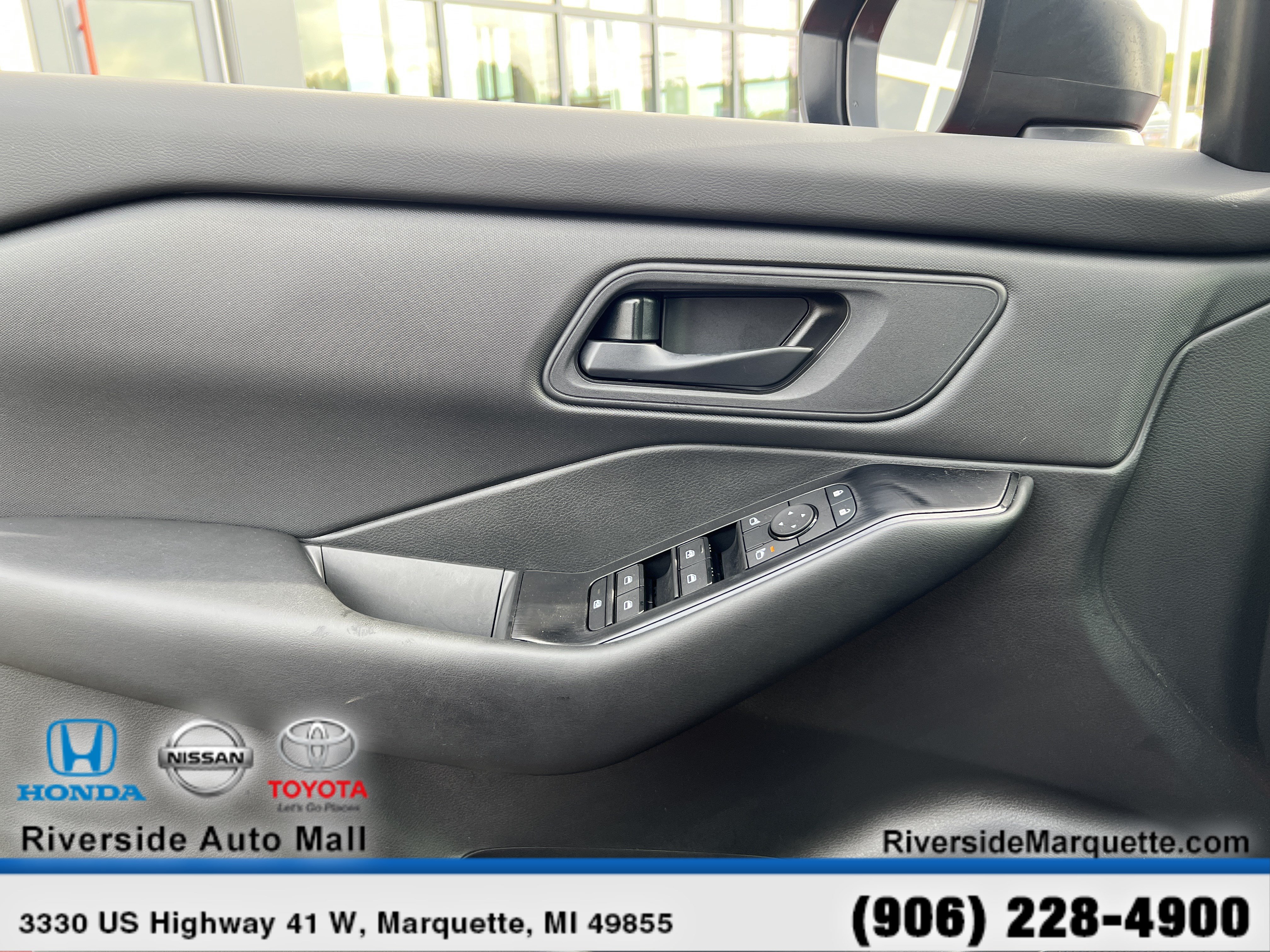 Used 2025 Nissan Rogue S AWD/4WD image 23