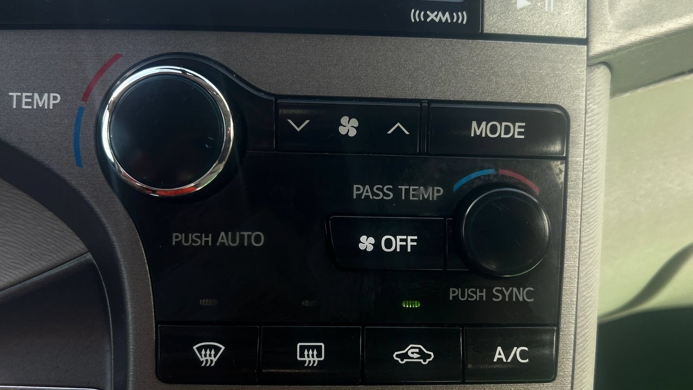 Used 2015 Toyota Venza LE AWD/4WD image 32