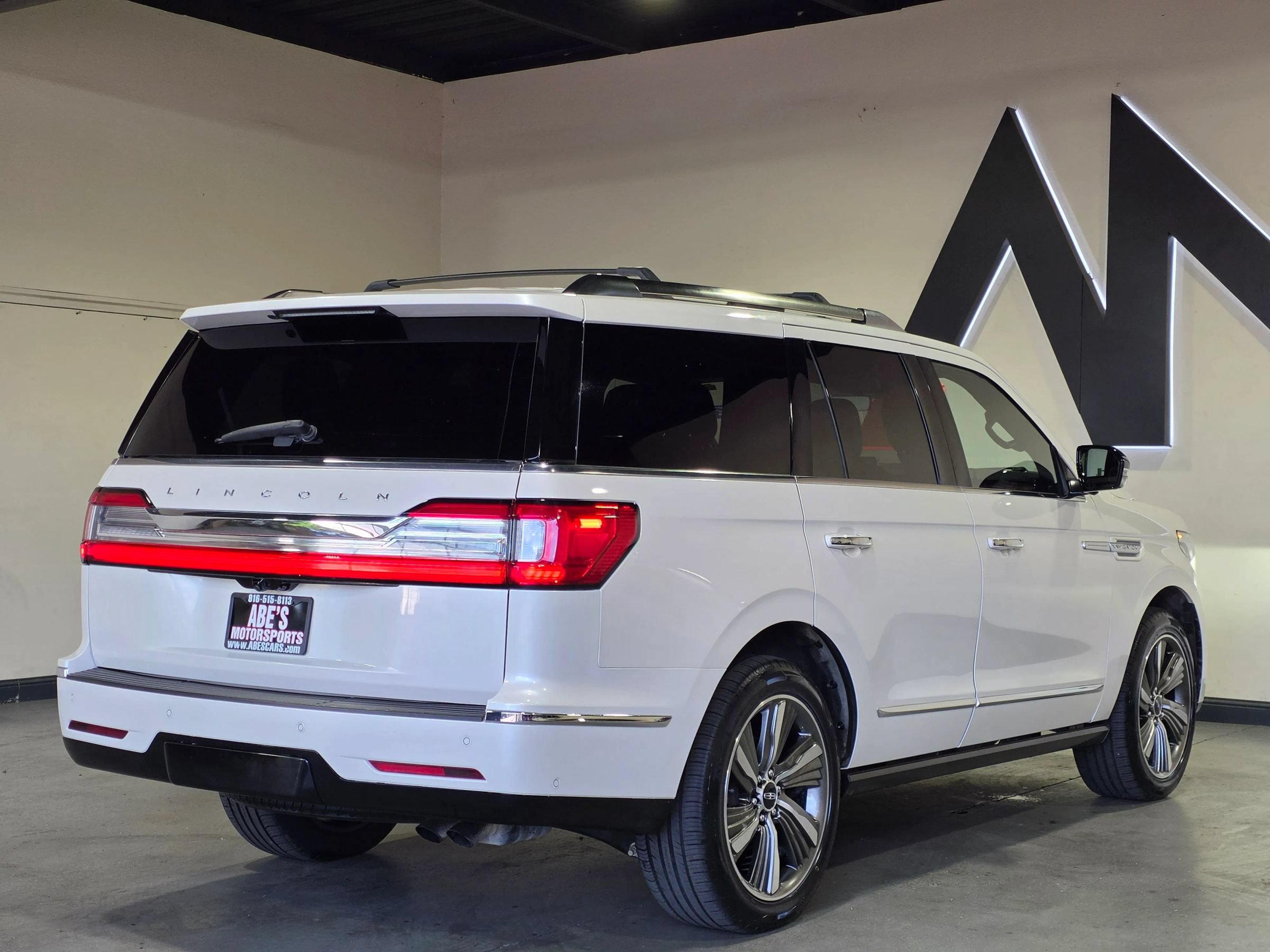 Used 2019 Lincoln Navigator Reserve AWD/4WD image 4