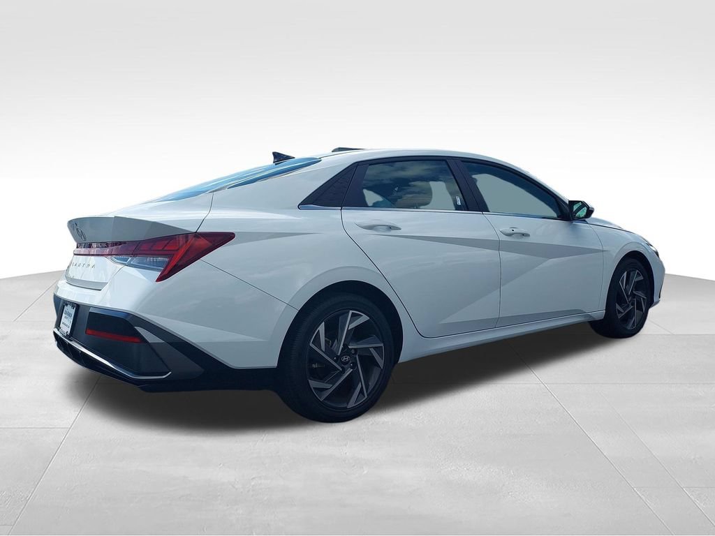 Used 2025 Hyundai Elantra SEL FWD image 5