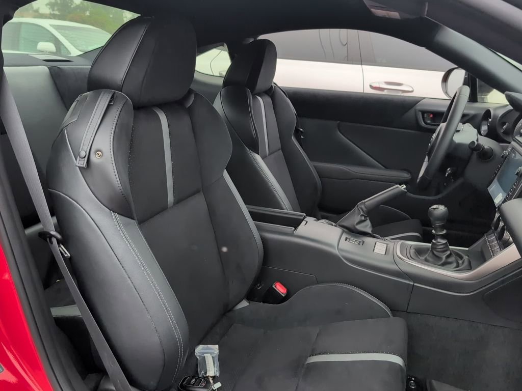 Used 2025 Toyota GR86 Premium w/ ALL Weather Mat Package (TMS) RWD image 9