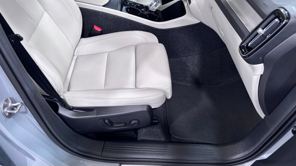 Certified 2026 Volvo XC40 B5 Plus AWD/4WD image 18