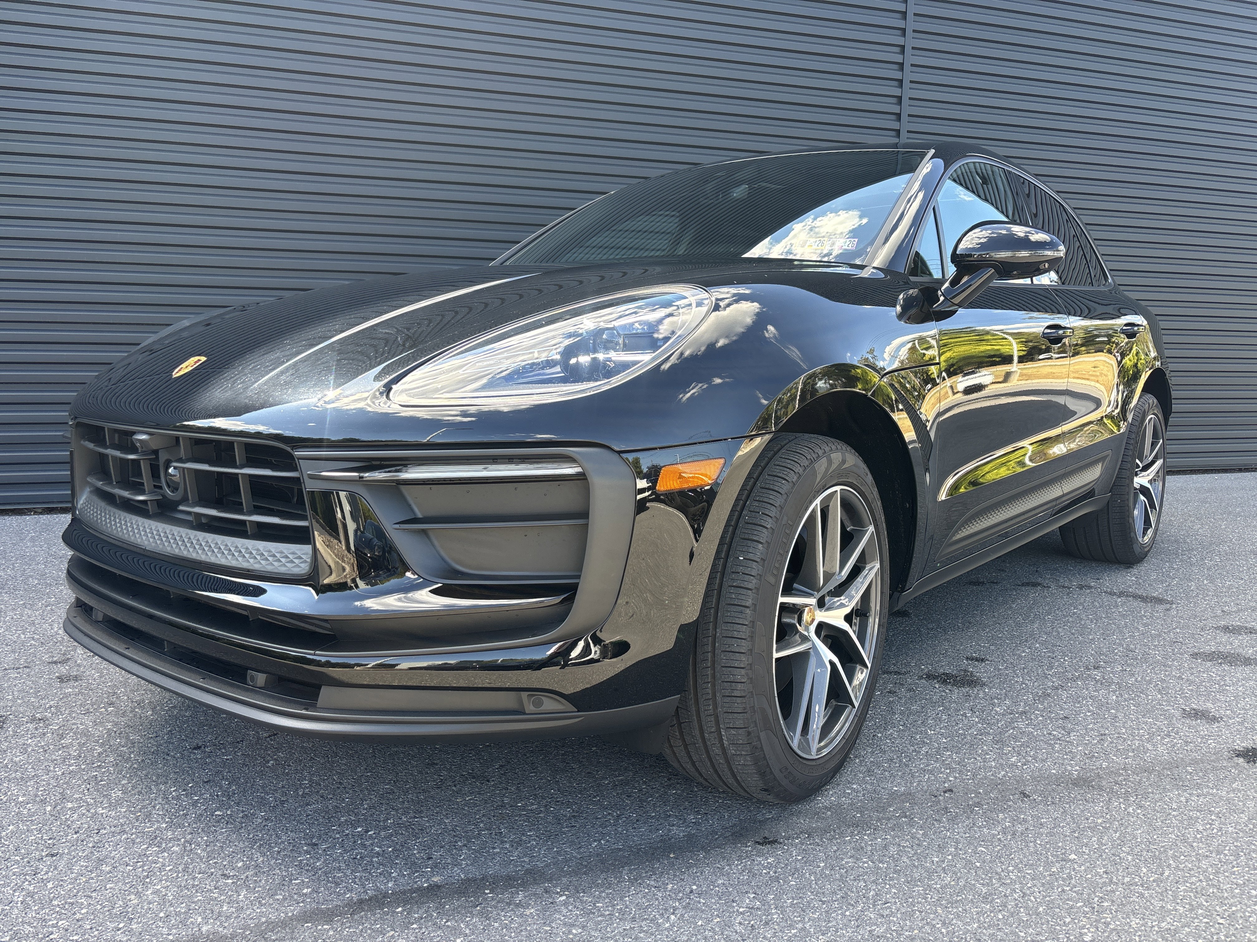 Certified 2025 Porsche Macan image 1