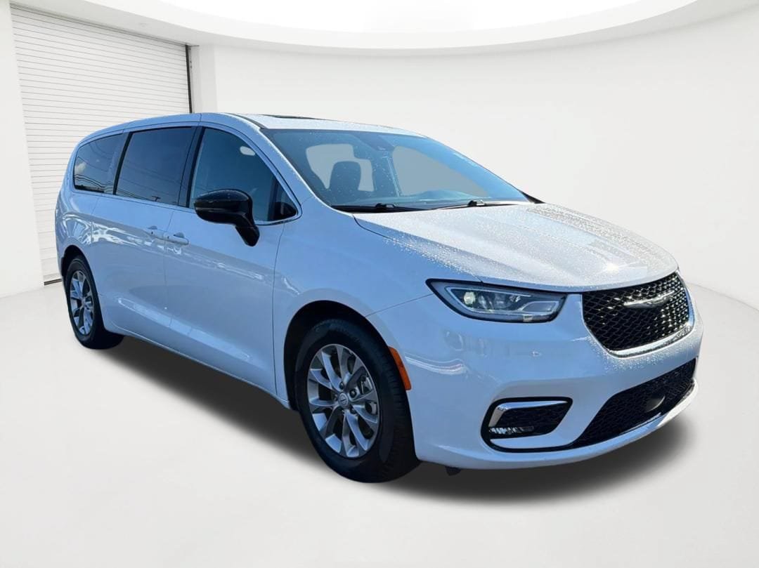 Used 2026 Chrysler Pacifica Limited FWD image 3