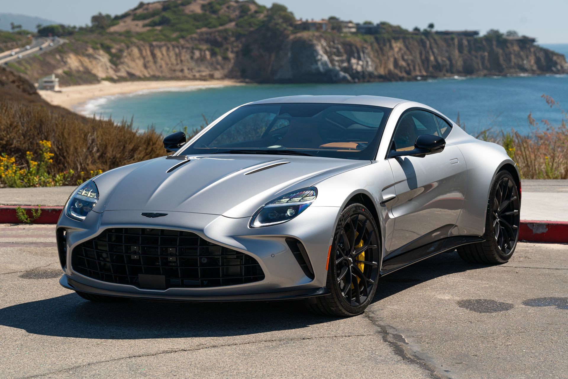 Used 2025 Aston Martin V8 Vantage Coupe image 2