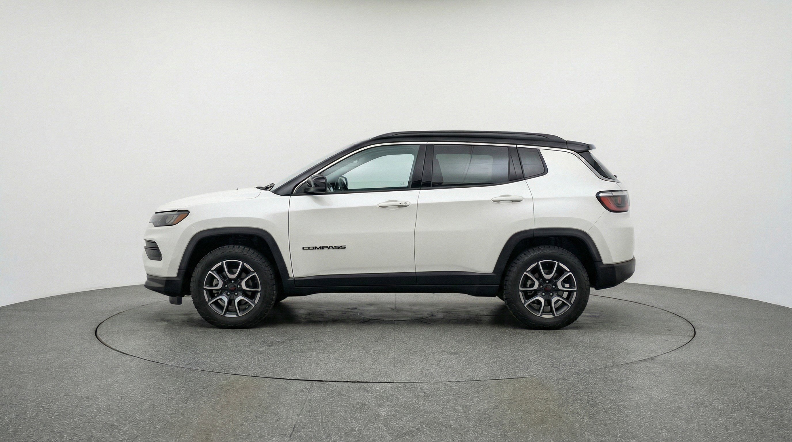 Used 2025 Jeep Compass Trailhawk AWD/4WD image 5