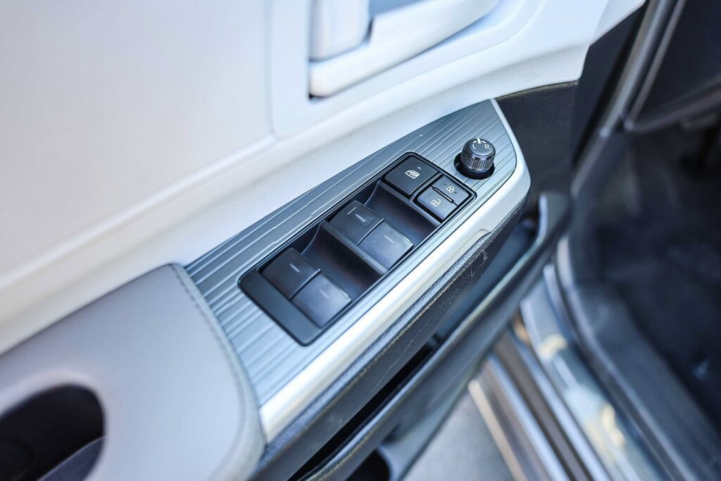 Certified 2025 Toyota Sienna LE FWD image 12