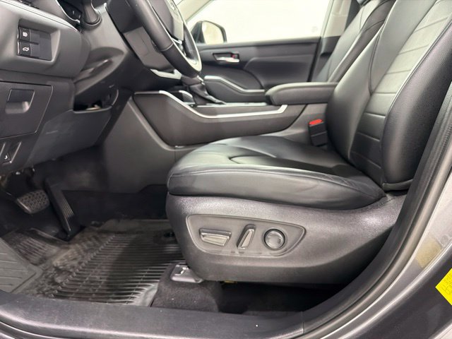 Used 2021 Toyota Highlander XLE AWD/4WD image 14