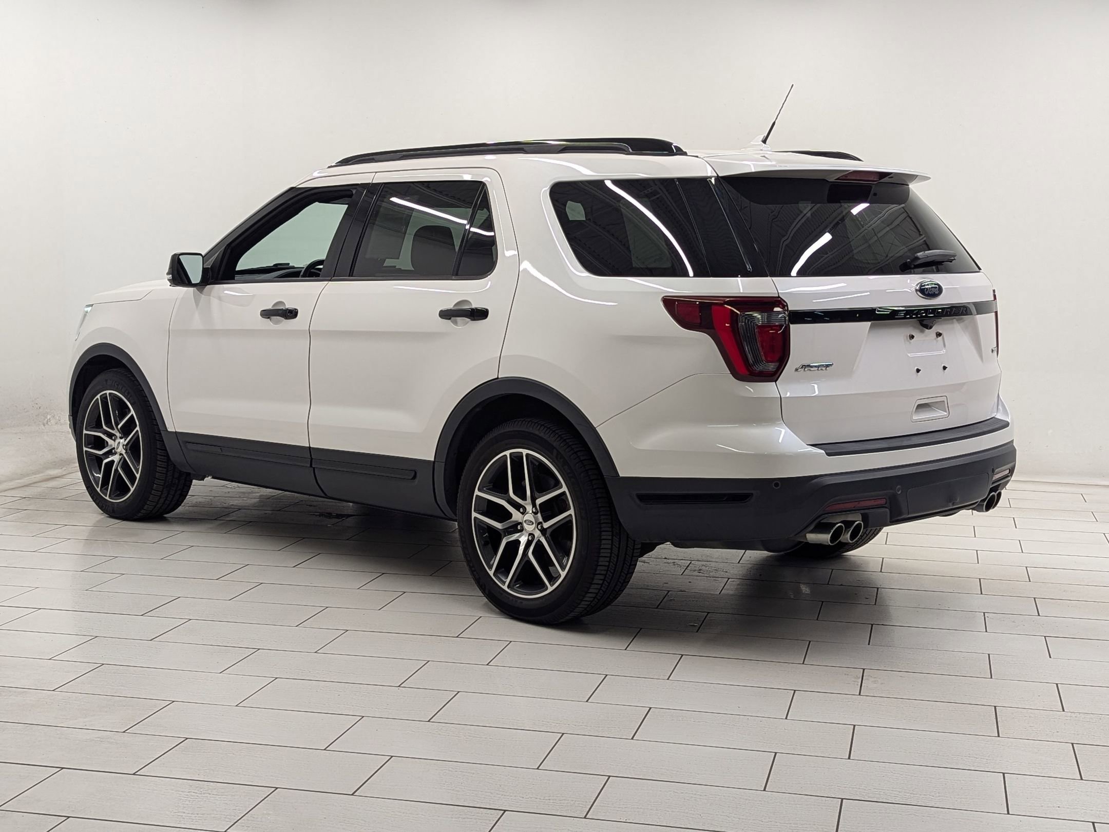 Used 2019 Ford Explorer Sport w/ Ford Safe & Smart Package image 2