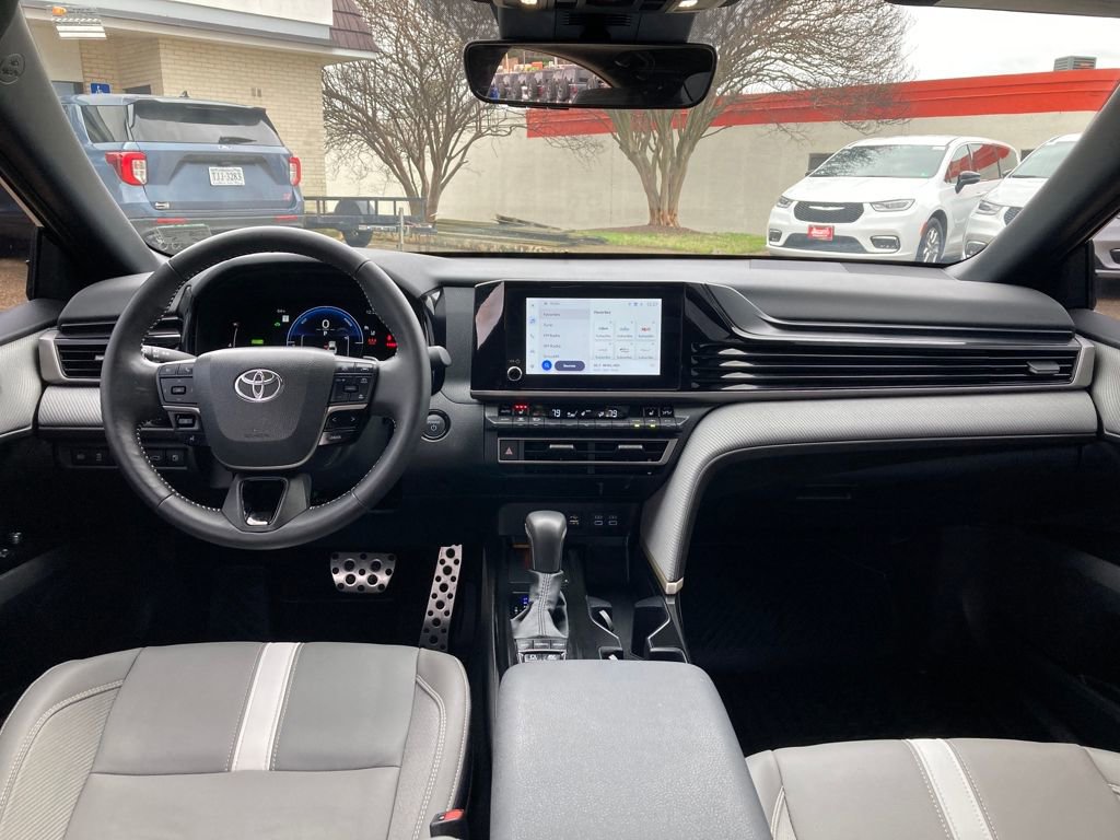 Used 2025 Toyota Camry SE image 12