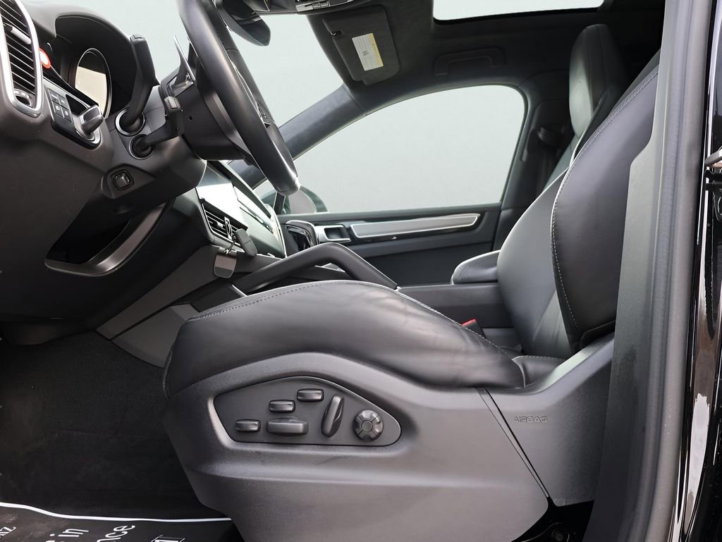 Certified 2023 Porsche Cayenne Turbo S AWD/4WD image 36
