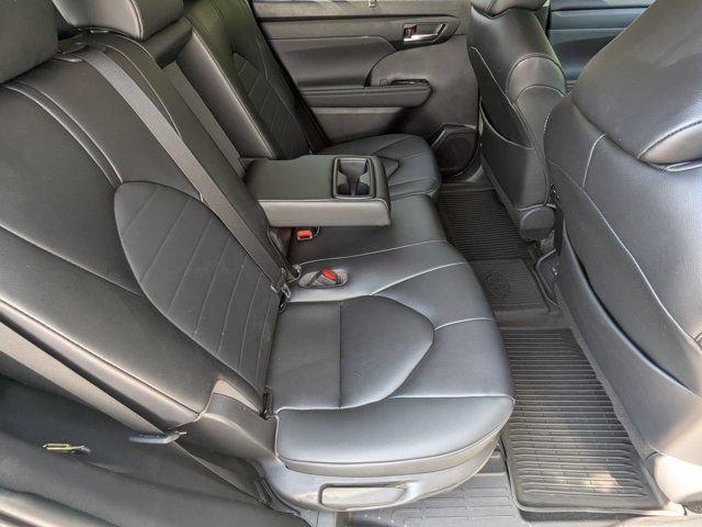 Used 2023 Toyota Highlander XLE AWD/4WD image 14