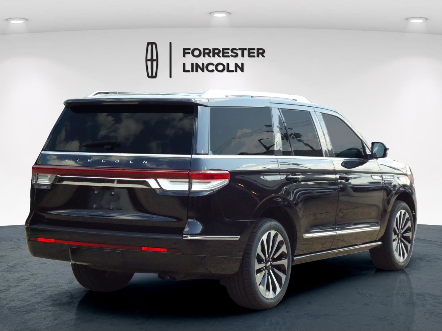 Used 2022 Lincoln Navigator Reserve AWD/4WD image 3