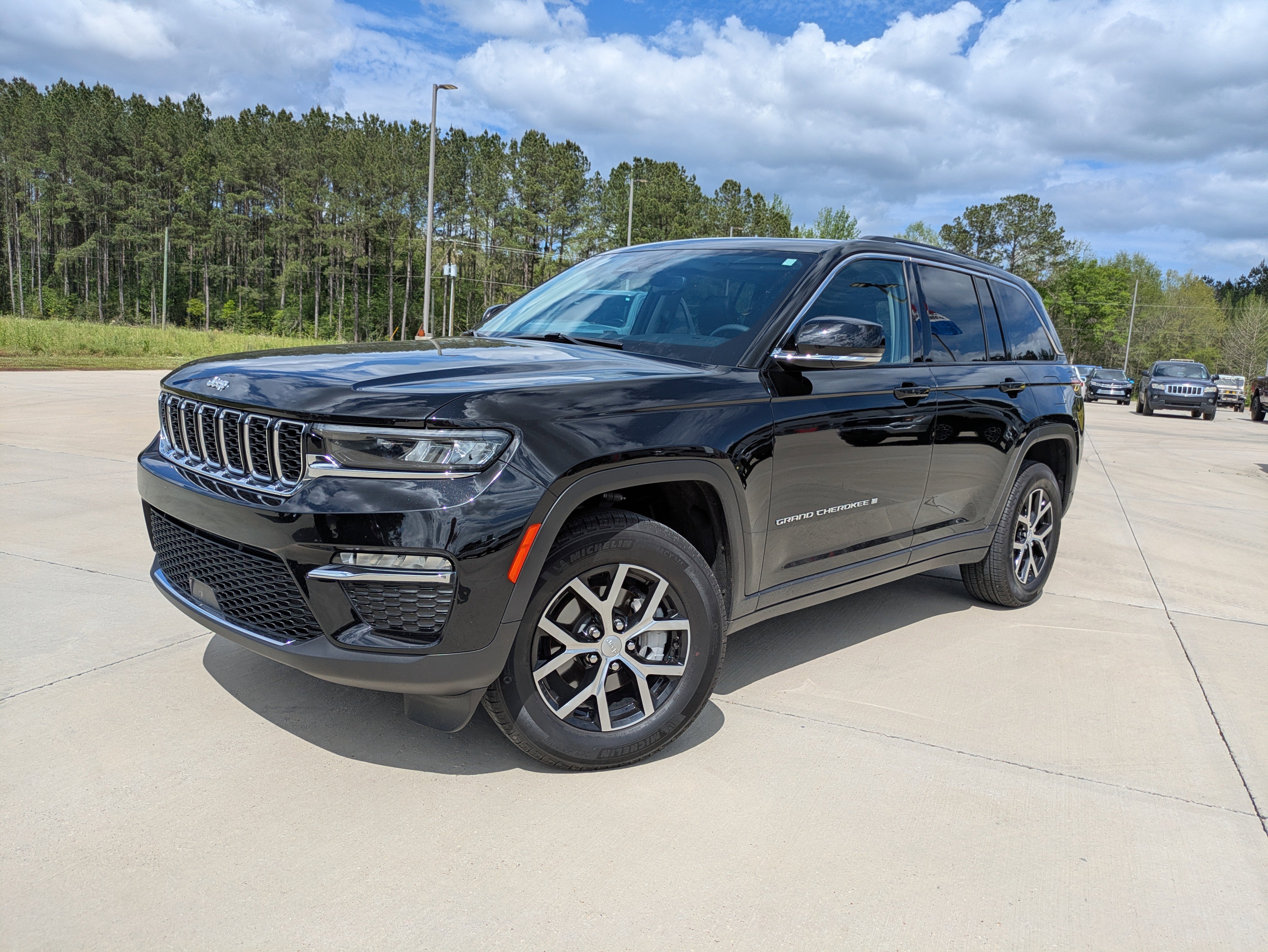 Used 2023 Jeep Grand Cherokee Limited image 4