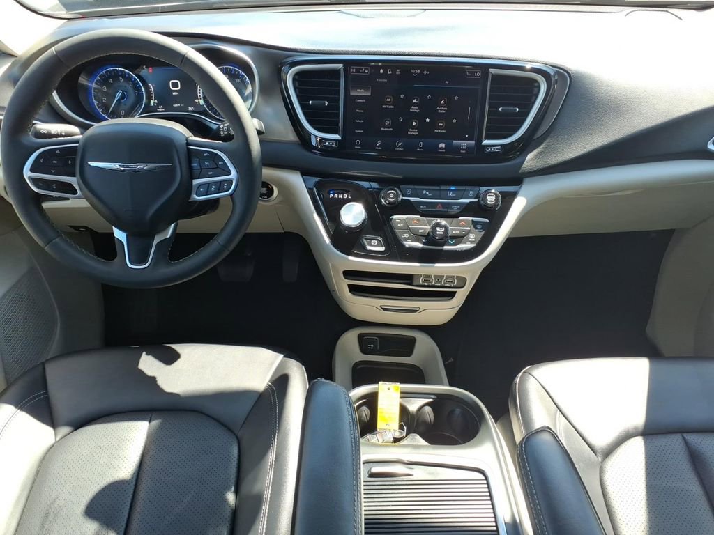 Used 2024 Chrysler Pacifica Touring-L image 14
