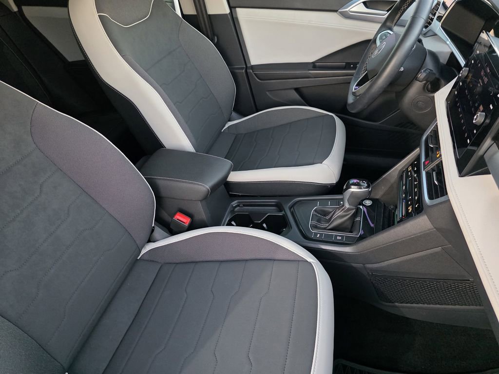 Used 2025 Volkswagen Taos SE image 11