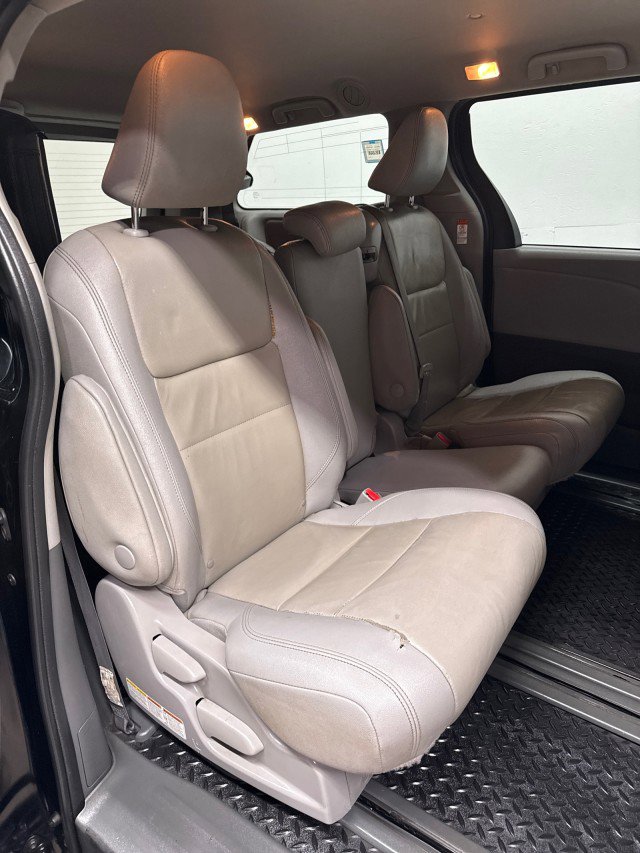 Used 2020 Toyota Sienna L image 27