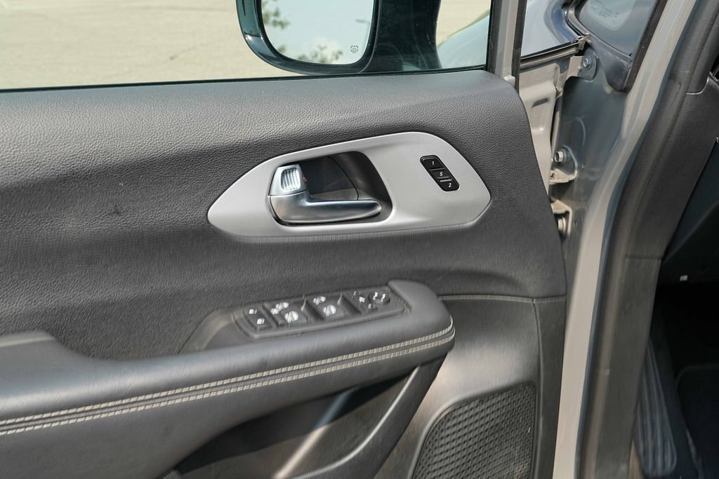 Used 2025 Chrysler Pacifica Limited FWD image 26