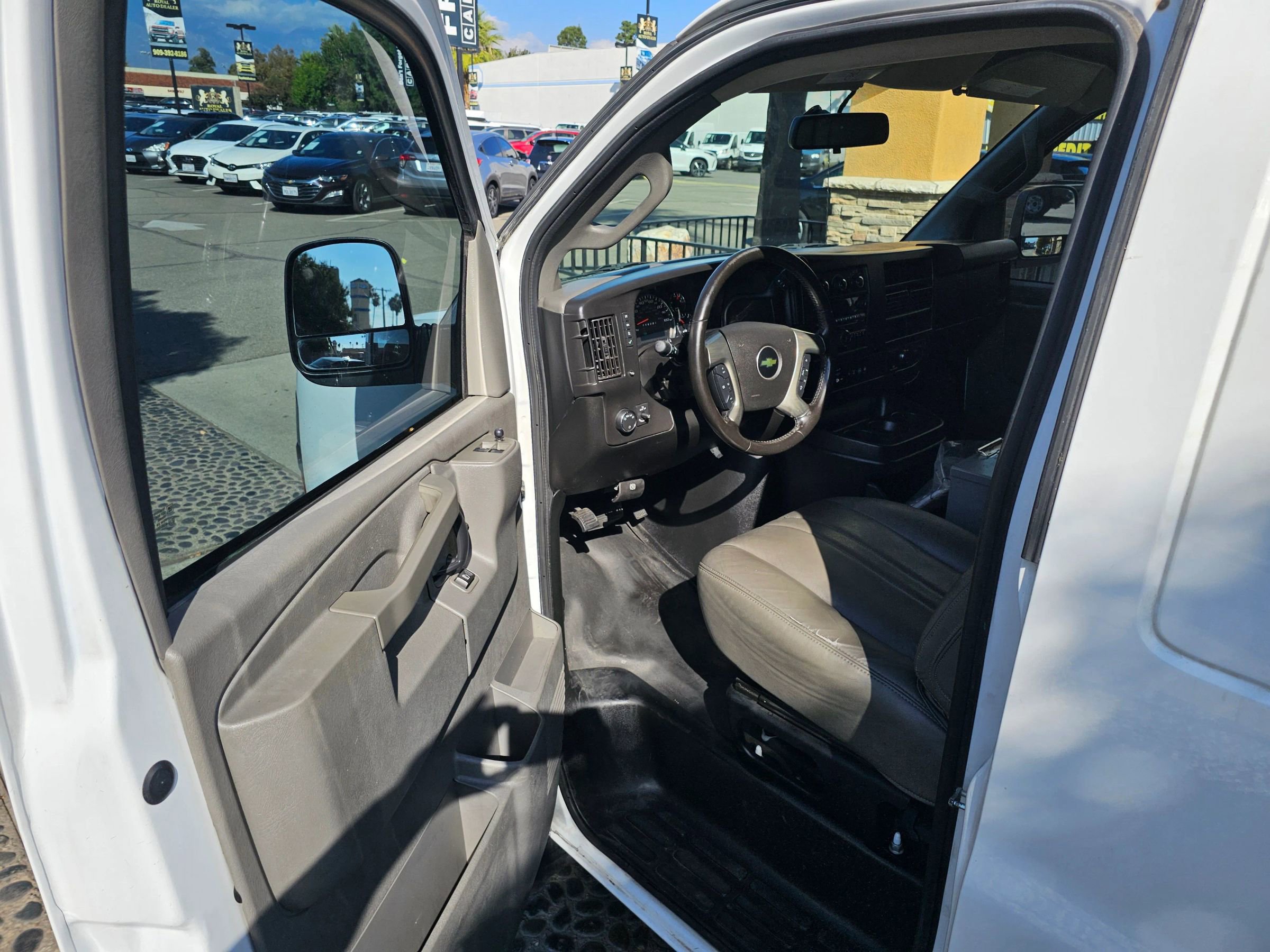 Used 2018 Chevrolet Express 3500 Extended w/ Driver Convenience Package image 9