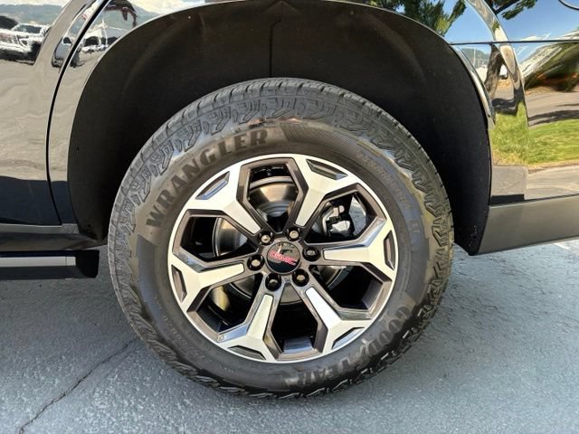 Used 2025 GMC Yukon AT4 Ultimate w/ LPO, AT4 Appearance Package AWD/4WD image 14
