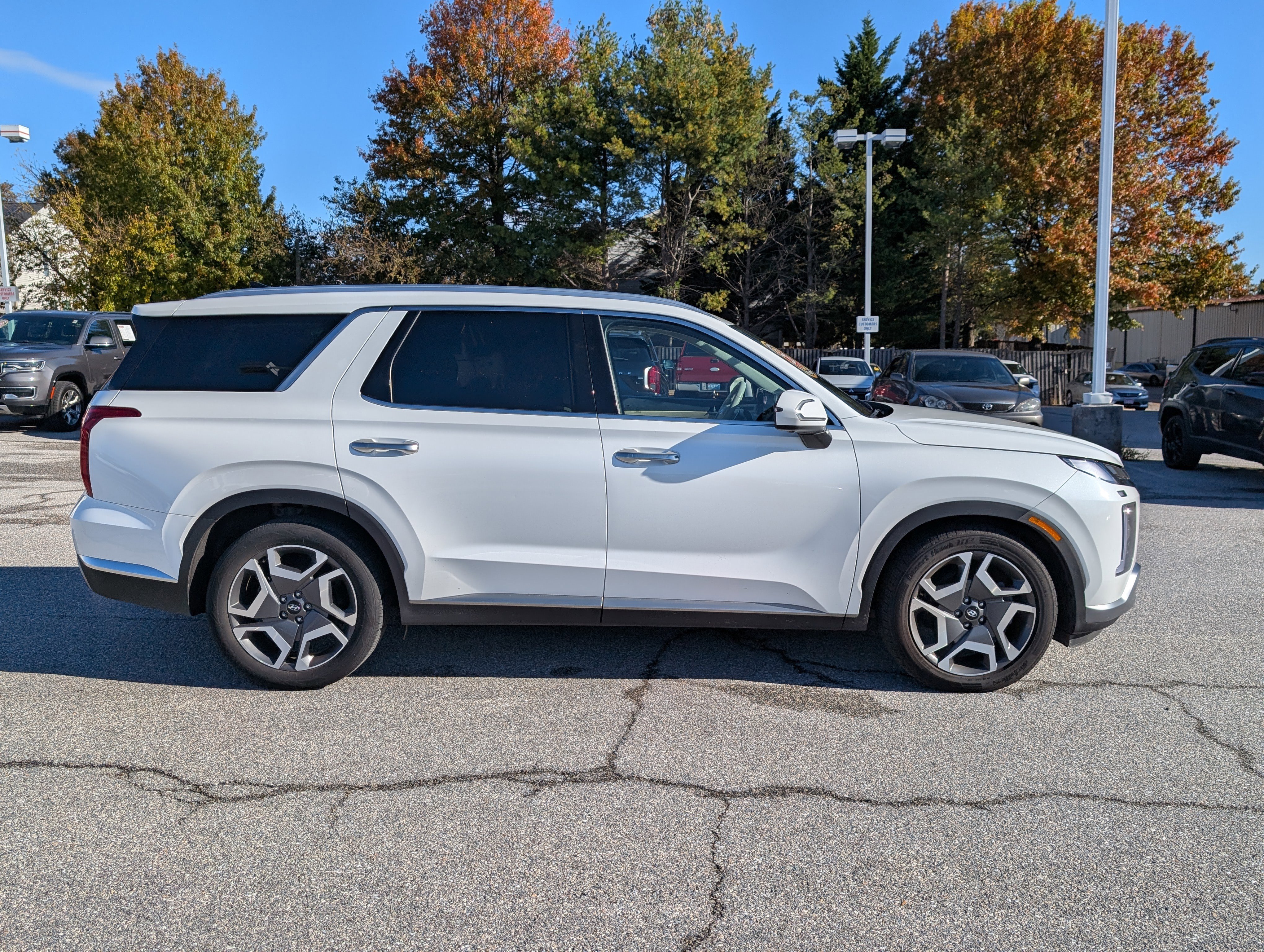 Used 2024 Hyundai Palisade Limited image 2